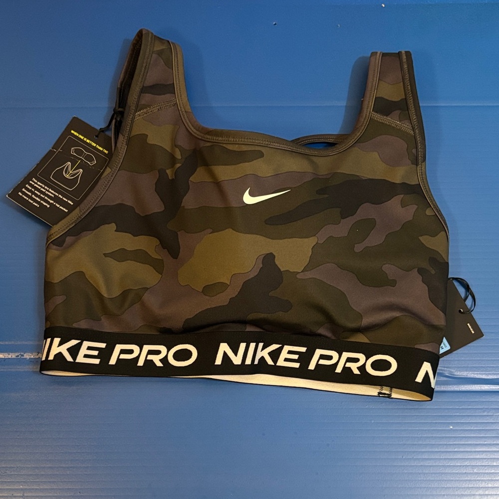 Nike Camo Medium-Impact Sports Bra in Green and Black